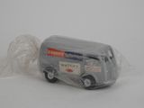 un petit camion jouet emballé dans du plastique