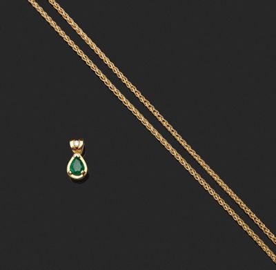 un pendentif en émeraude et diamants et une chaîne en or