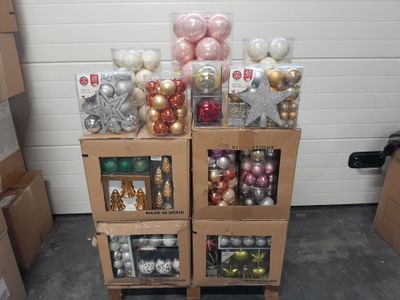 des boîtes de décorations de Noël sont empilées les unes sur les autres