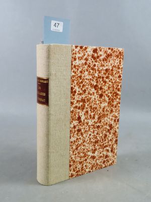 un gros plan d'un livre posé sur une table, avec une carte à l'intérieur
