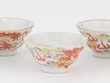 six verres à shot aux motifs variés, disposés les uns à côté des autres