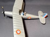 un avion jouet posé sur une table