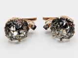 une paire de boucles d'oreilles à clous en diamant noir et blanc