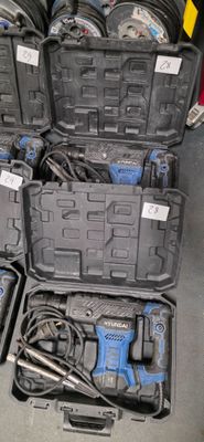 de nombreux outils rangés dans une mallette posée par terre