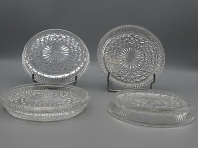 SAINT LOUIS, 4 dessous de carafes en cristal moulé.