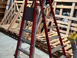 une échelle posée au milieu d'une pile de palettes