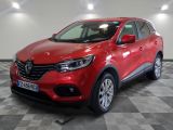 une voiture rouge garée dans un garage au sol en damier