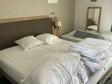 deux lits dans une chambre d'hôtel, recouverts de draps blancs