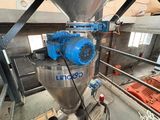une machine qui se trouve à l'intérieur d'un bâtiment