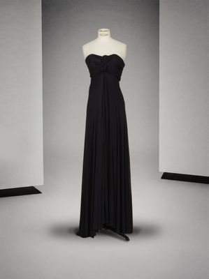 une image d'une robe sur un mannequin
