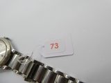 une montre-bracelet sur laquelle est apposée une étiquette