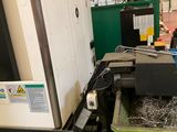 une image d'une machine qui travaille sur une pièce de métal
