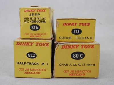 trois boîtes de Dinky Toys sont empilées les unes sur les autres