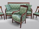 trois chaises et un canapé placés les uns à côté des autres dans une pièce