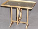 une petite table en bois sur laquelle est posé un plateau