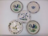 plusieurs assiettes ornées de motifs bleus et blancs sur un fond blanc