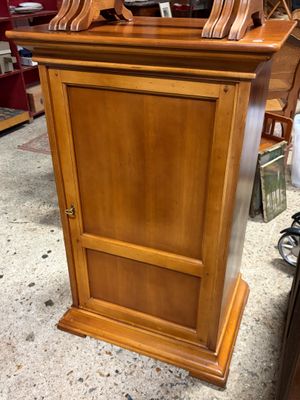 une armoire en bois surmontée d'un miroir