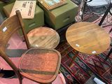 de nombreuses chaises et tables posées sur une table