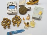 de nombreux objets posés sur une table blanche