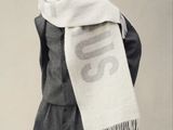 une photo en noir et blanc d'un homme en costume et écharpe
