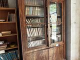 une bibliothèque remplie de livres, placée dans un coin de la pièce