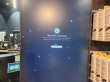 un vaste choix d'appareils électroniques dans un magasin
