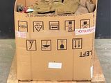 un carton posé sur une palette et contenant tout un tas d'articles