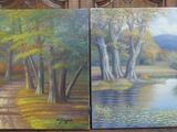 Trois tableaux représentant des arbres et une rivière sont posés sur une table