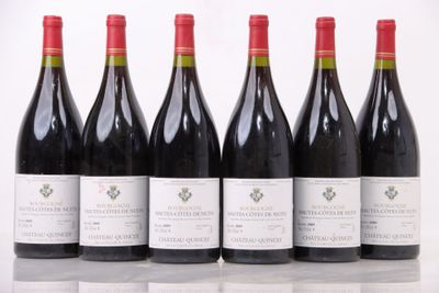 six bouteilles de vin rouge alignées