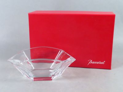 La boîte est rouge et contient un petit bol en verre.