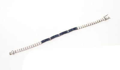 une photo d'un long bracelet composé de perles argentées et bleues