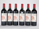 quatre bouteilles de vin rouge sont alignées