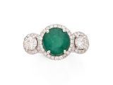 bague à trois pierres en émeraude et diamant
