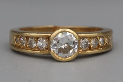un gros plan d'une bague en or sertie d'un diamant blanc