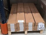 une grande pile de cartons sur une palette dans un entrepôt