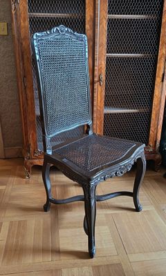 une chaise placée devant une armoire