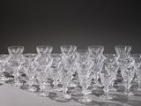 beaucoup de verres à vin et un pichet sur la table