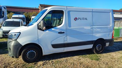 une camionnette blanche garée dans l'herbe
