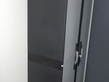 un réfrigérateur noir dans un coin de la pièce
