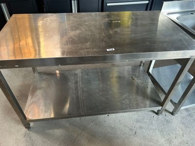 une photo d'une table en acier inoxydable dans une cuisine