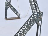 une structure métallique surmontée d'une échelle