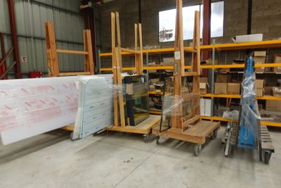 une pièce où il y a beaucoup de cartons et de palettes par terre