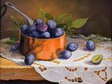 un tableau représentant des prunes dans un bol en cuivre posé sur une table