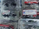 beaucoup de petites voitures dans des sacs en plastique posées sur une table