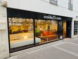 une vitrine de magasin avec un canapé et un fauteuil exposés