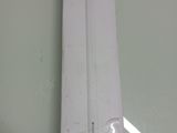 une bougie blanche qui se trouve dans une boîte posée sur une table
