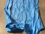 un sac en plastique bleu posé par terre à côté d'une palette