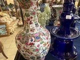 deux vases posés sur un tapis bleu