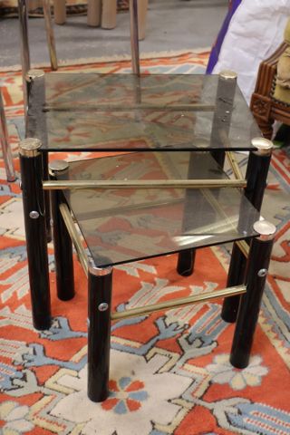 Deux petites tables gigognes moderne métal et verre