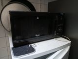 un micro-ondes posé sur un four à micro-ondes